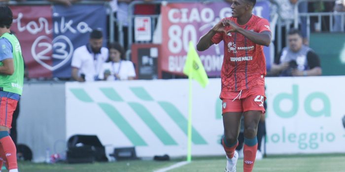 El jugador del Cagliari Yerry Mina (c) celebra el 1-0 durante el partido de la Serie A que an jugado Cagliari calcio y Parma Calcio 1913 en el Unipol domus en Cagliari, Italia. EFE/EPA/FABIO MURRU