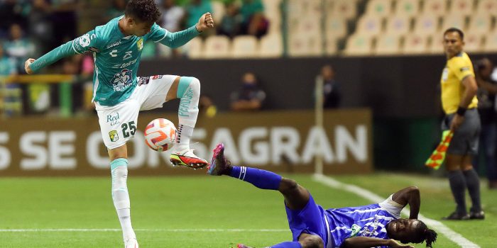 Paul Bellón (i) del León disputa un balón con Elyvens Dejean (d) del Violette Athletic Club de Haití, durante un partido de la Liga de Campeones de Concacaf hoy en el estadio León, en Guanajuato (México). EFE/Luis Ramírez