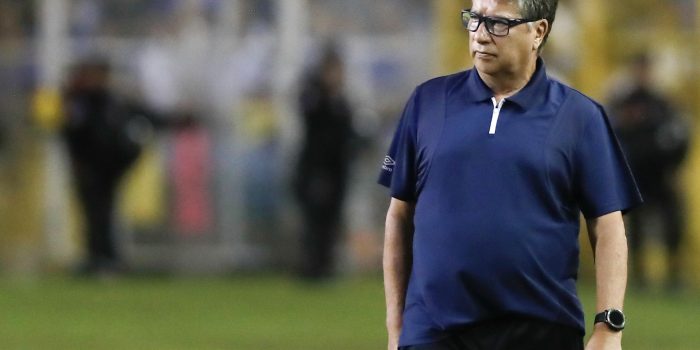 El seleccionador de El Salvador, el colombiano Hernán Darío Gómez, durante el partido de las eliminatorias al Mundial 2026 ante Surinam en el estadio Cuscatlán. EFE/Rodrigo Sura