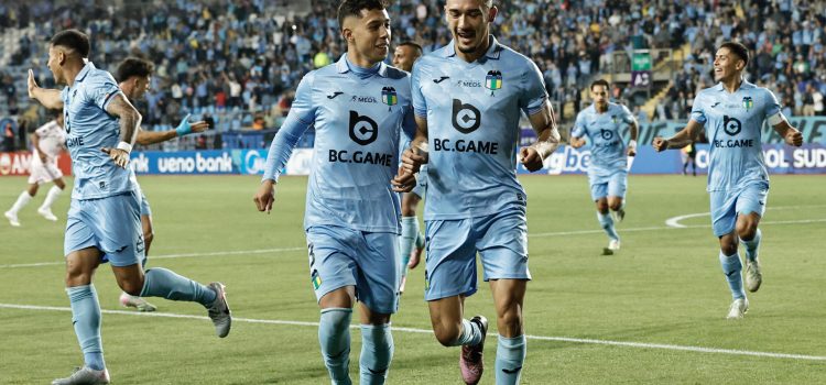 Arnaldo Castillo (d) de O'Higgins celebra un gol este martes durante un partido de la Copa Sudamericana ante Millonarios en el estadio El Teniente, en Rancagua (Chile). EFE/ Osvaldo Villarroel