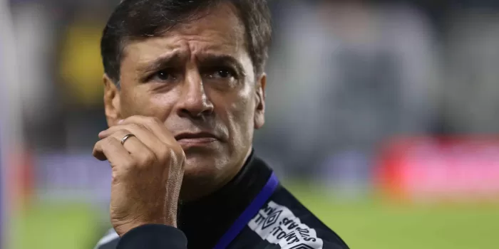 alt La FIFA le prohíbe al Santos realizar transferencias por una denuncia del técnico Bustos