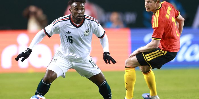 Julián Quiñones (i) de México disputa el balón con Kevin De Bruyne de Bélgica este martes, durante un partido amistoso entre México y Bélgica en el estadio Soldier Field, en Chicago (Estados Unidos). EFE/ Carlos Ramírez