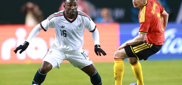 Julián Quiñones (i) de México disputa el balón con Kevin De Bruyne de Bélgica este martes, durante un partido amistoso entre México y Bélgica en el estadio Soldier Field, en Chicago (Estados Unidos). EFE/ Carlos Ramírez