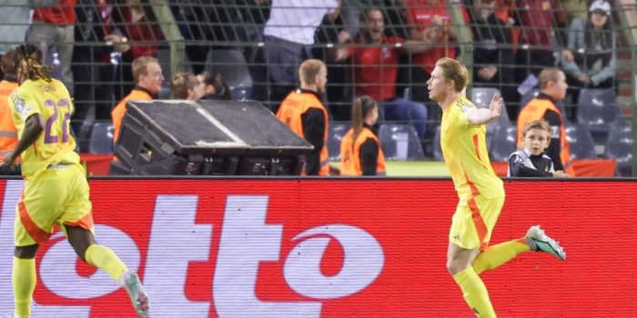 Kevin De Bruyne (d) celebra el gol de la victoria durante el partido de la fase de clasificación para el Mundial 2026 que han disputado Bélgica y Gales en Bruselas, Bélgica. EFE/EPA/OLIVIER MATTHYS