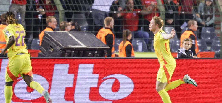 Kevin De Bruyne (d) celebra el gol de la victoria durante el partido de la fase de clasificación para el Mundial 2026 que han disputado Bélgica y Gales en Bruselas, Bélgica. EFE/EPA/OLIVIER MATTHYS