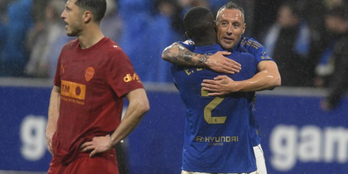 Santi Cazorla (d) y Eric Bailly del Oviedo se abrazan tan vencer al Valencia en el encuentro correspondiente a la jornada 28 de LaLiga EA Sports que disputaron Real Oviedo y Valencia CF en el estadio Carlos Tartiere de Oviedo. EFE/ Eloy Alonso