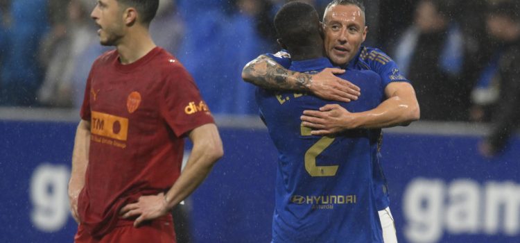 Santi Cazorla (d) y Eric Bailly del Oviedo se abrazan tan vencer al Valencia en el encuentro correspondiente a la jornada 28 de LaLiga EA Sports que disputaron Real Oviedo y Valencia CF en el estadio Carlos Tartiere de Oviedo. EFE/ Eloy Alonso