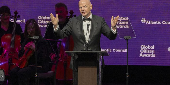 El presidente de la FIFA, Gianni Infantino, habla este miércoles en Nueva York durante la ceremonia en la que recibió el premio Ciudadano Global. EFE/ Ángel Colmenares