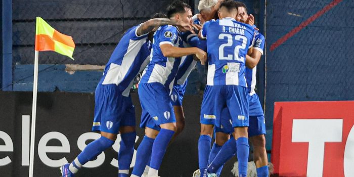 AME1065. MONTEVIDEO (URUGUAY), 05/03/2026.- Jugadores de Juventud celebran un gol este jueves, durante un partido de clasificación por la Copa Libertadores entre Juventud y Medellín en el estadio Gran Parque Central en Montevideo (Uruguay). EFE/ Gastón Britos