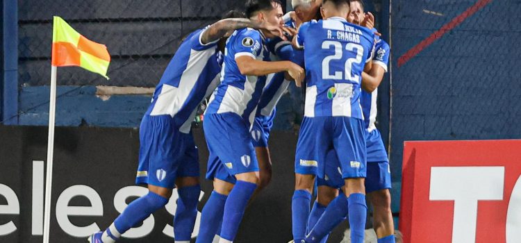 AME1065. MONTEVIDEO (URUGUAY), 05/03/2026.- Jugadores de Juventud celebran un gol este jueves, durante un partido de clasificación por la Copa Libertadores entre Juventud y Medellín en el estadio Gran Parque Central en Montevideo (Uruguay). EFE/ Gastón Britos