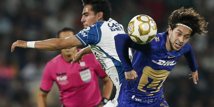 Jordan Carrillo (d), de Pumas UNAM, disputa un balón con Elías Montiel, de Pachuca, durante un partido por las semifinales de la Liga MX entre Pumas UNAM y Pachuca en el estadio Olímpico Universitario en Ciudad de México (México). EFE/Isaac Esquivel
