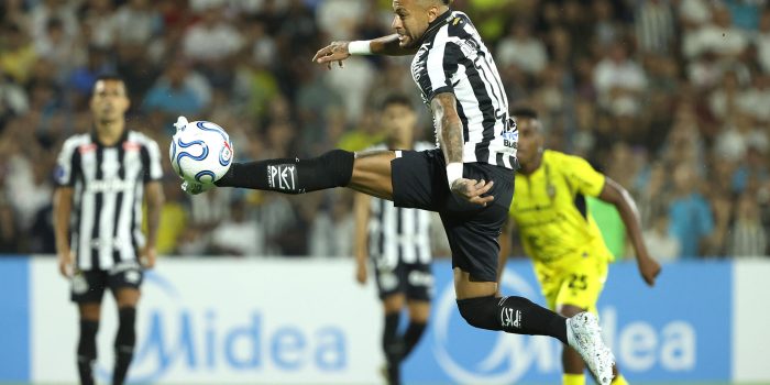 Neymar, de Santos, controla el balón este martes en un partido de la Copa Sudamericana ante Deportivo Recoleta en el estadio Río Parapití, en Pedro Juan Caballero (Paraguay). EFE/ Juan Pablo Pino
