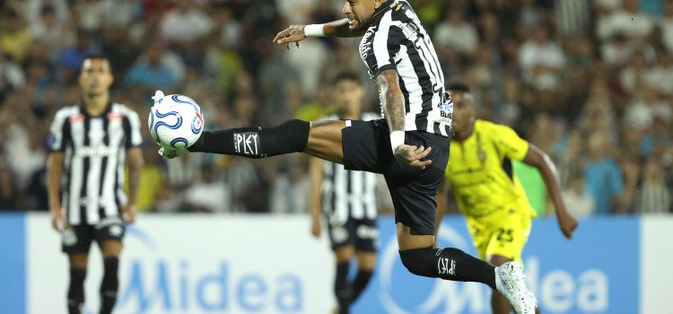 Neymar, de Santos, controla el balón este martes en un partido de la Copa Sudamericana ante Deportivo Recoleta en el estadio Río Parapití, en Pedro Juan Caballero (Paraguay). EFE/ Juan Pablo Pino