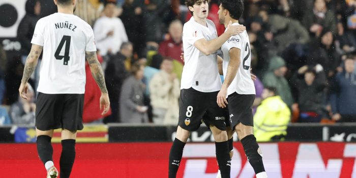 El centrocampista del Valencia Javi Guerra (c) celebra el primer gol de su equipo durante el partido de LaLiga entre el Valencia y del Deportivo Alavés, este domingo en el estadio de Mestalla. EFE/ Ana Escobar