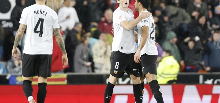 El centrocampista del Valencia Javi Guerra (c) celebra el primer gol de su equipo durante el partido de LaLiga entre el Valencia y del Deportivo Alavés, este domingo en el estadio de Mestalla. EFE/ Ana Escobar