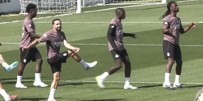 El Real Madrid completó este lunes su última sesión preparatoria antes del retorno a la competición, tras la eliminación el pasado miércoles ante el Bayern Múnich en la Liga de Campeones, y apuntaló su puesta a punto para recibir al Alavés este martes en LaLiga. EFE/Santiago Castro