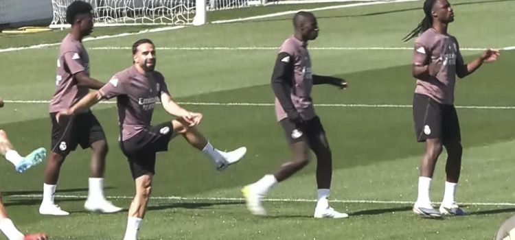 El Real Madrid completó este lunes su última sesión preparatoria antes del retorno a la competición, tras la eliminación el pasado miércoles ante el Bayern Múnich en la Liga de Campeones, y apuntaló su puesta a punto para recibir al Alavés este martes en LaLiga. EFE/Santiago Castro