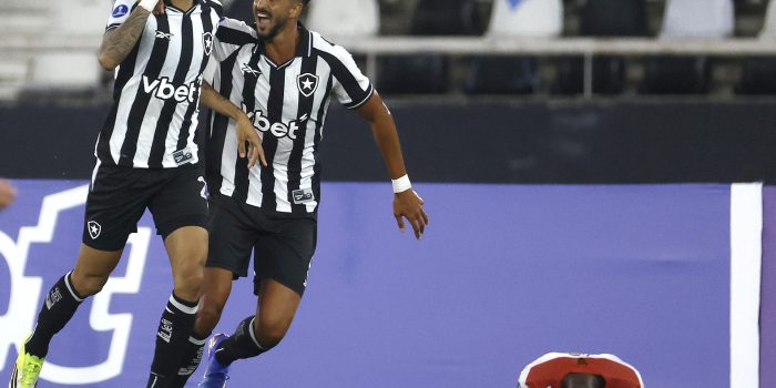 Newton (i), de Botafogo, celebra un gol en la Copa Sudamericana ante Independiente Petrolero en el estadio Olímpico Nilton Santos en Río de Janeiro. EFE/Antonio Lacerda