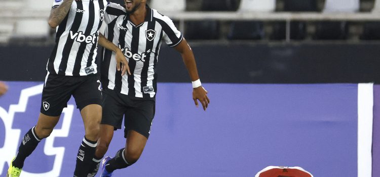 Newton (i), de Botafogo, celebra un gol en la Copa Sudamericana ante Independiente Petrolero en el estadio Olímpico Nilton Santos en Río de Janeiro. EFE/Antonio Lacerda