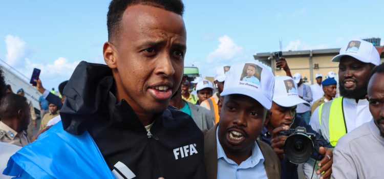 El árbitro somalí Omar Abdulkadir Artan, cuya entrada a Estados Unidos fue denegada la semana pasada cuando iba a participar en el Mundial de fútbol, fue recibido este miércoles como un héroe a su regreso a Somalia. EFE/SAID YUSUF WARSAME