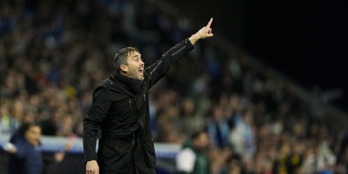 El entrenador del Alavés, el argentino Eduardo Coudet, durante el encuentro correspondiente a la jornada 22 de Laliga EA Sports que disputan hoy viernes Espanyol y Alavés en el estadio RCDE Stadium, en Barcelona. EFE / Alejandro García.