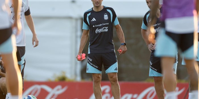 alt ¡ALARMA CONTROLADA! argentinos Martínez, Tagliafico y Paredes marcan el pulso de Scaloni ante Argelia