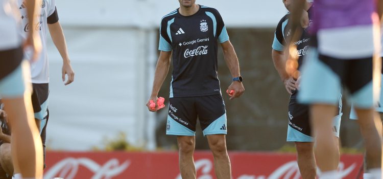 alt ¡ALARMA CONTROLADA! argentinos Martínez, Tagliafico y Paredes marcan el pulso de Scaloni ante Argelia