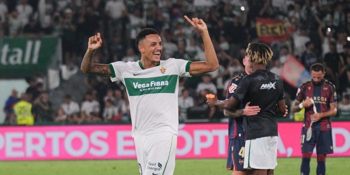 El delantero uruguayo del Elche Álvaro Rodríguez (i). EFE/ Pablo Miranzo.