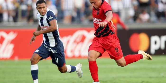 Brayan Reyna (i) de Alianza disputa un balón con Vitor Roque de Paranaense este 4 de abril de 2023, en un partido de la fase de grupos de la Copa Libertadores. EFE/ Paolo Aguilar