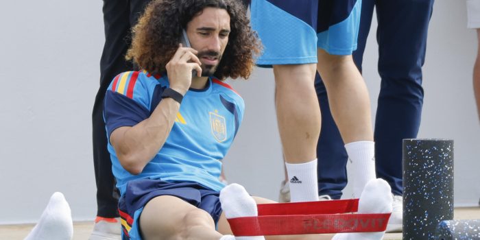El internacional español Marc Cucurella habla por teléfono en un entrenamiento este domingo en Atlanta (Estados Unidos). EFE/ Lavandeira Jr