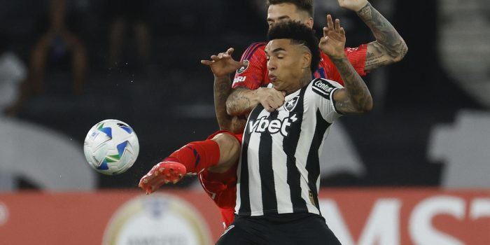 Igor Jesus (d) le dio el triunfo al Botafogo ante la Universidad de Chile en el estadio Olímpico Nilton Santos en Río de Janeiro. EFE/ Antonio Lacerda