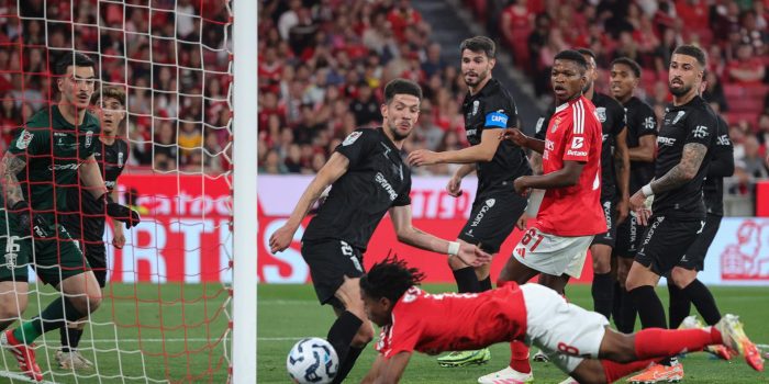 El jugador del Benfica Leandro Barreiro (C) durante el partido de vuelta en la Copa de Portugal en Lisboa. EFE/EPA/MANUEL DE ALMEIDA