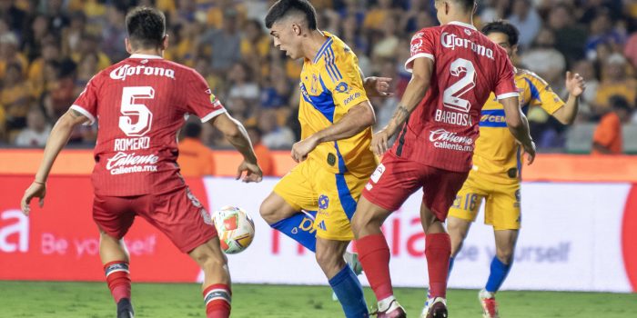 Juan Brunetta (c) de Tigres disputa un balón con Diego Barbosa (d) y Franco Romero de Toluca ayer miércoles, durante el partido de ida de la semifinal del Torneo Clausura 2025 Liga MX entre Tigres y Toluca en el estadio Universitario de la ciudad de Monterrey (México). EFE/ Miguel Sierra