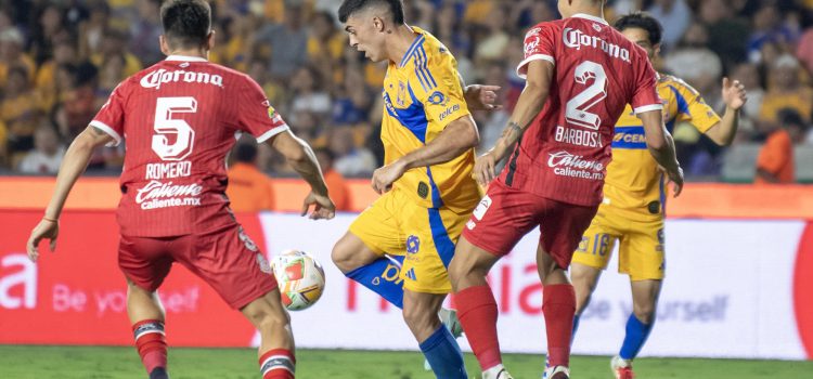 Juan Brunetta (c) de Tigres disputa un balón con Diego Barbosa (d) y Franco Romero de Toluca ayer miércoles, durante el partido de ida de la semifinal del Torneo Clausura 2025 Liga MX entre Tigres y Toluca en el estadio Universitario de la ciudad de Monterrey (México). EFE/ Miguel Sierra