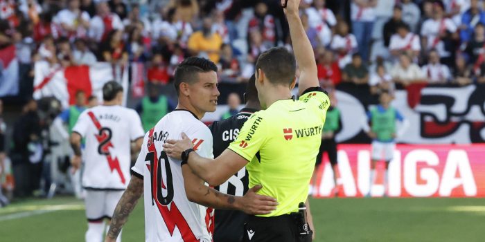 El delantero colombiano del Rayo Vallecano James Rodríguez (i) ve una tarjeta amarilla durante un encuentro correspondiente a la jornada 8 de LaLiga EA Sports disputado entre el Rayo Vallecano y el Leganes en el Estadio de Vallecas en Madrid. EFE/ J.J.Guillén