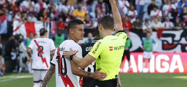 El delantero colombiano del Rayo Vallecano James Rodríguez (i) ve una tarjeta amarilla durante un encuentro correspondiente a la jornada 8 de LaLiga EA Sports disputado entre el Rayo Vallecano y el Leganes en el Estadio de Vallecas en Madrid. EFE/ J.J.Guillén