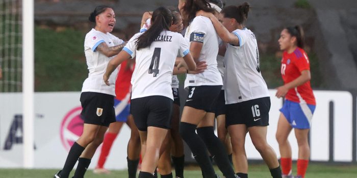 Jugadoras de la selección sub-20 de Uruguay celebran este domingo el triunfo por 1-0 sobre la de Chile en partido del Campeonato Sudamericano de la categoría jugado en el estadio Emiliano Ghezzi de Asunción. EFE/ Juan Pablo Pino
