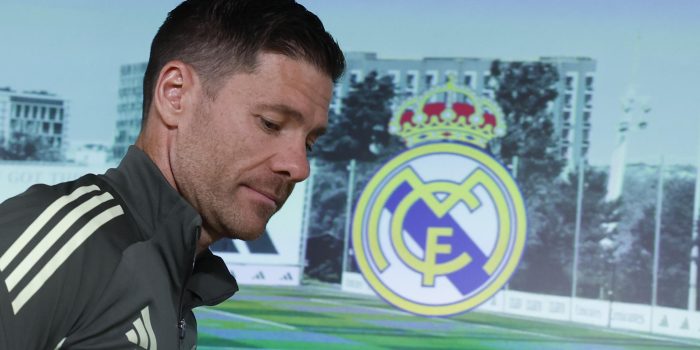 El entrenador del Real Madrid, Xabi Alonso durante la rueda de prensa posterior al entrenamiento del equipo en la Ciudad Deportiva de Valdebebas, en Madrid, antes de su enfrentamiento liguero contra el FC Barcelona. EFE/JJ Guillén