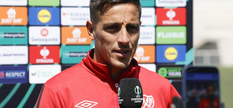 El centrocampista del Rayo Vallecano Oscar Trejo durante el día de medios del club, el pasado 20 de mayo, con vistas a la final de la Liga Conferencia, que juega el 27 de mayo contra el Crystal Palace en Leipzig. EFE/Zipi