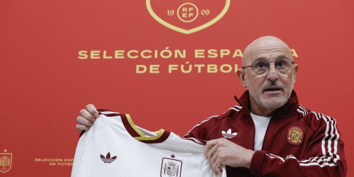 Luis de la Fuente, seleccionador español, durante la rueda de prensa en la que ha dado a conocer la lista de convocados para los amistosos de marzo ante Serbia y Egipto. EFE/ Zipi Aragon