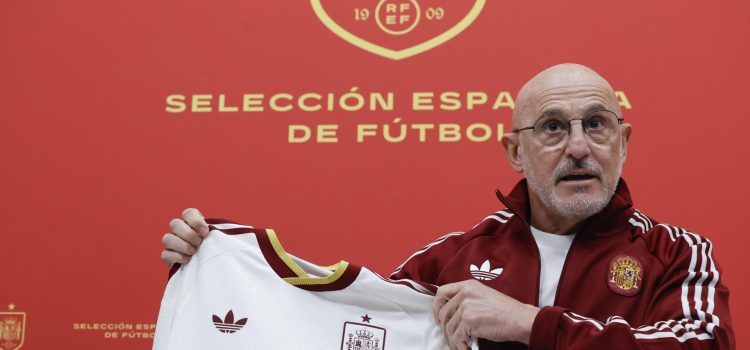 Luis de la Fuente, seleccionador español, durante la rueda de prensa en la que ha dado a conocer la lista de convocados para los amistosos de marzo ante Serbia y Egipto. EFE/ Zipi Aragon