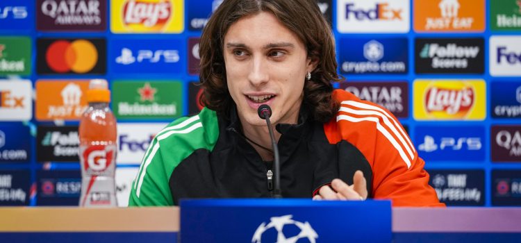 El defensa italiano del Arsenal, Riccardo Calafiori, durante una rueda de prensa en una foto de archivo. EFE/David Borrat.