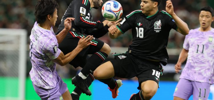 Obed Vargas (2d) de México disputa el balón con Cho Gue-sung (i) de Corea del Sur este jueves, en un partido del grupo A del Mundial de la FIFA 2026 entre México y Corea del Sur, en el estadio Akron en Guadalajara (México). EFE/ Alex Cruz