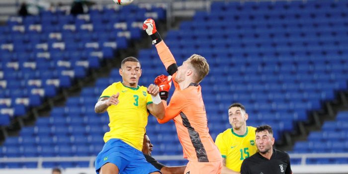 Fotografía de Lavandeira Jr, en la que puede verse en una imagen de archivo del 22 de julio de 2021 al futbolista brasileño Diego Carlos (i) durante un partido con la selección olímpica de su país en Tokio 2020. EFE