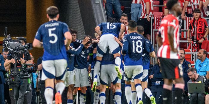 Los jugadores del Manchester United celebran el tercer gol de su equipo durante el partido de ida de las semifinales de la Liga Europa que Athletic Club y Manchester United disputan este jueves en el estadio de San Mamés, en Bilbao. EFE/Javier Zorrilla.
