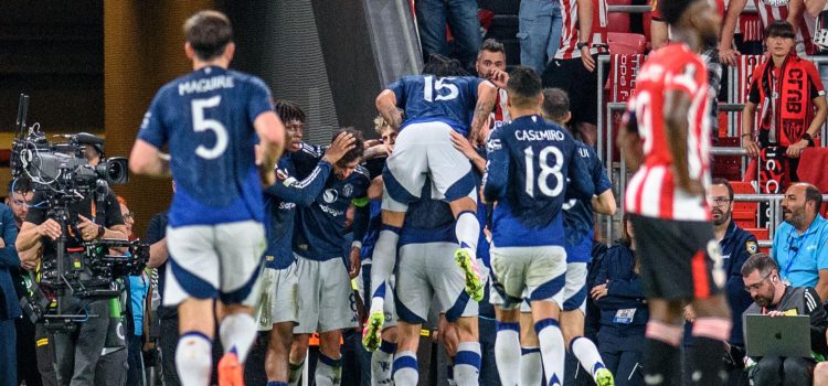 Los jugadores del Manchester United celebran el tercer gol de su equipo durante el partido de ida de las semifinales de la Liga Europa que Athletic Club y Manchester United disputan este jueves en el estadio de San Mamés, en Bilbao. EFE/Javier Zorrilla.