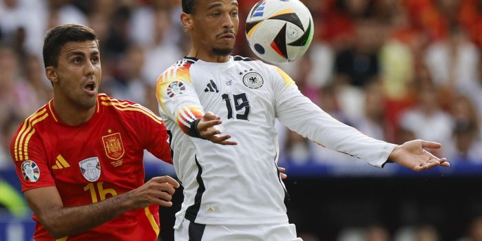 El centrocampista de España Rodri (i) pelea un balón con el alemán Leroy Sané en un partido entre España y Alemania. EFE/ Alberto Estévez