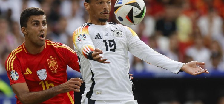 El centrocampista de España Rodri (i) pelea un balón con el alemán Leroy Sané en un partido entre España y Alemania. EFE/ Alberto Estévez