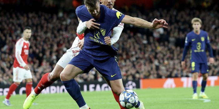 Sorloth pugna con William Saliba en el Arsenal-Atlético de Madrid del pasado 21 de octubre. EFE/EPA/NEIL HALL