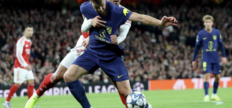 Sorloth pugna con William Saliba en el Arsenal-Atlético de Madrid del pasado 21 de octubre. EFE/EPA/NEIL HALL
